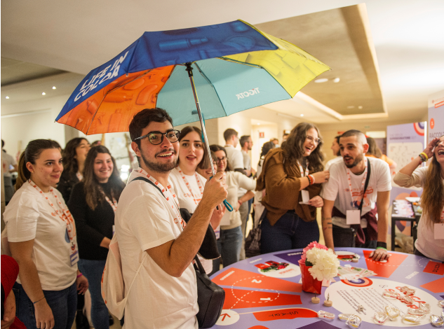 Ragazzi al convegno giovani di AISM che partecipano alle attività sorridenti