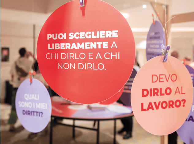 Dettaglio dell'evento giovani AISM con cartelli a tema: dirlo o non dirlo